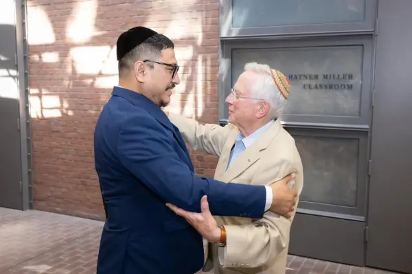 Rabbi Yaakov Baruch Sambut Uskup Anglican di Sinagoga Tondano, Simbol Toleransi Dunia dari Tanah Minahasa