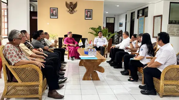 Dua Jam Penuh Makna: Gubernur Sulut dan Uskup Manado Duduk Bersama dan Berbagi Cerita 2 Dua Jam Penuh Makna: Gubernur Sulut dan Uskup Manado Duduk Bersama dan Berbagi Cerita