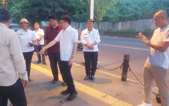 Andrei Angouw Didampingi Kadis DLH Manado Tinjau Lokasi Penataan Taman di MBW II