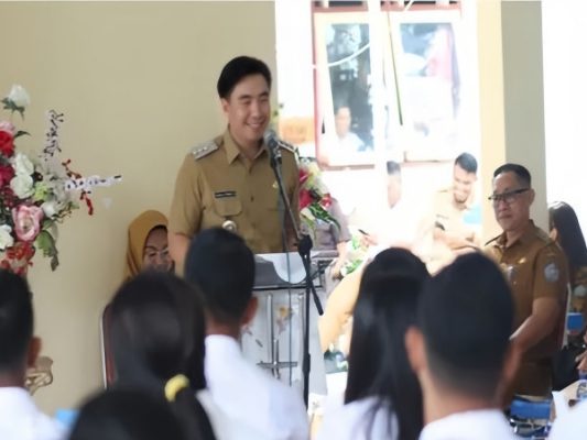 Bupati Michael Thungari Hadiri Pelantikan LKK dan Sertijab Camat Tahuna Barat