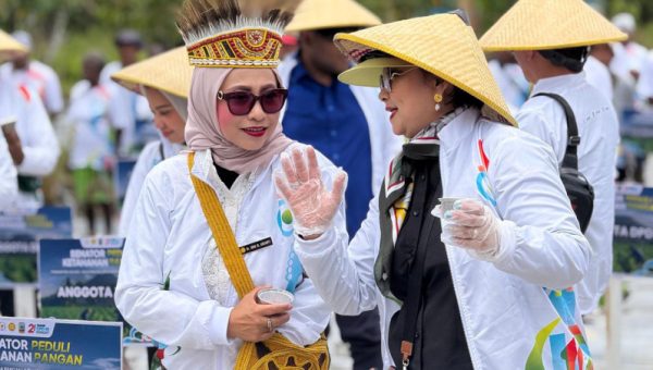Cerita Inspiratif Maya Rumantir Saat Tanam Jagung di Mimika
