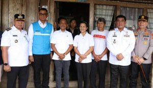Menteri Bahlil Lahadalia Resmikan Pemasangan Listrik Baru di Rumah Keluarga Sumigar-Walangitan