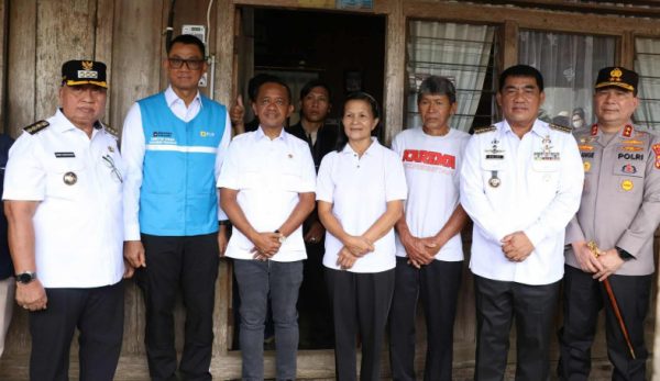 Menteri Bahli Lahadalia (kedua dari kiri) usai Penyalaan Pertama Bantuan Pasang Baru Listrik (BPBL) di rumah Keluarga Sumigar-Walan