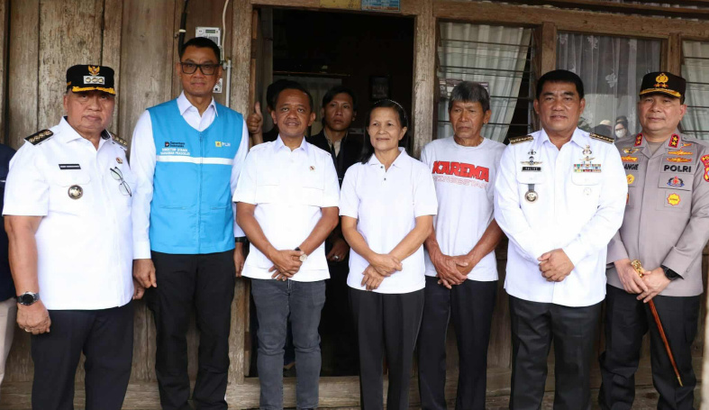 Menteri Bahlil Lahadalia Resmikan Pemasangan Listrik Baru di Rumah Keluarga Sumigar-Walangitan
