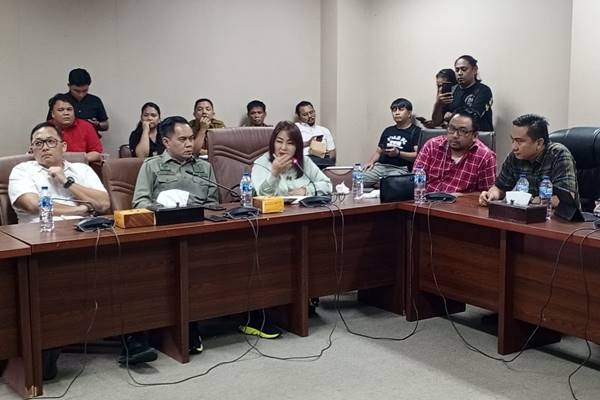 Jean Lalujan saat menerima aspirasi warga di Kantor DPRD Sulut