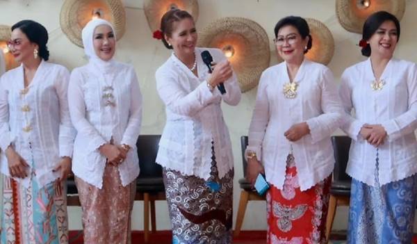 Kebaya Noni Resmi Jadi Warisan Budaya Takbenda Indonesia: Perjalanan Panjang dari Manado ke Panggung Dunia 2 Coreta Kapoyos
