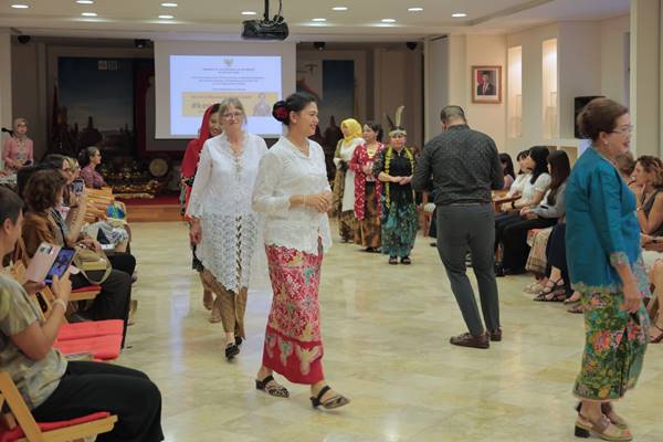 Kebaya Noni Resmi Jadi Warisan Budaya Takbenda Indonesia: Perjalanan Panjang dari Manado ke Panggung Dunia 9 Coreta Kapoyos