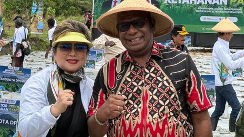 Cerita Inspiratif Maya Rumantir Saat Tanam Jagung di Mimika
