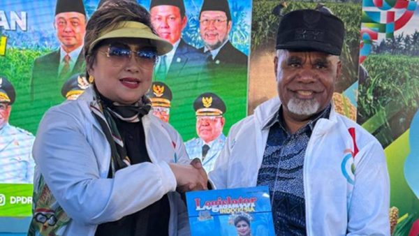 Cerita Inspiratif Maya Rumantir Saat Tanam Jagung di Mimika