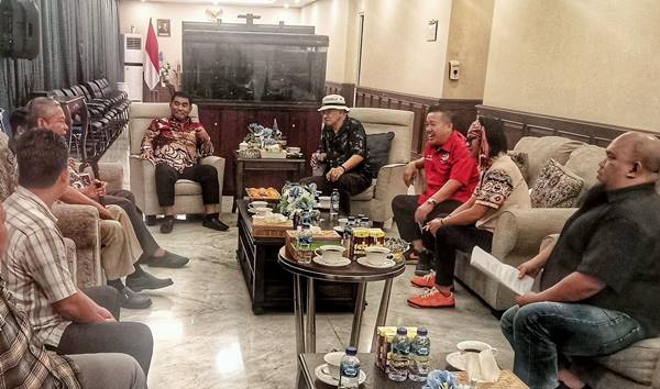 Budayawan Ini Sebut Gubernur Yulius Selvanus Sosok Pemimpin yang Mendengar dan Bekerja Tanpa Lelah