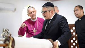Rabbi Yaakov Baruch Sambut Uskup Anglican di Sinagoga Tondano, Simbol Toleransi Dunia dari Tanah Minahasa