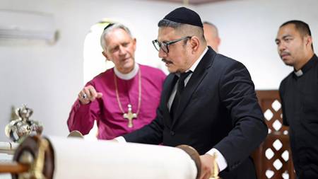 Rabbi Yaakov Baruch Sambut Uskup Anglican di Sinagoga Tondano, Simbol Toleransi Dunia dari Tanah Minahasa