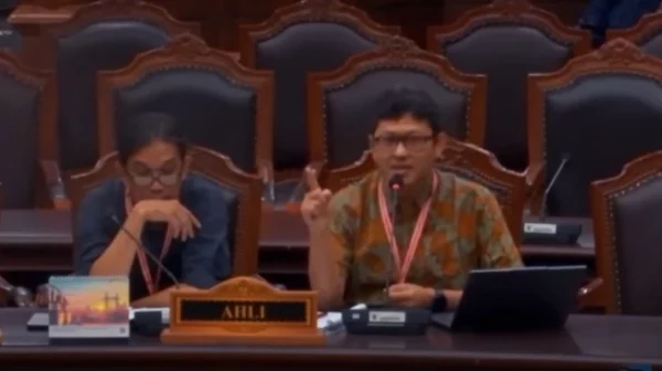 Ahli UGM Kritik MBG di Sidang MK: Mengapa Bukan Gratis Pendidikan Sampai Kuliah? 1 Ahli hukum dari Universitas Gadjah Mada (UGM), Herlambang Wiratraman (batik). (tangkap tangan/ ist)