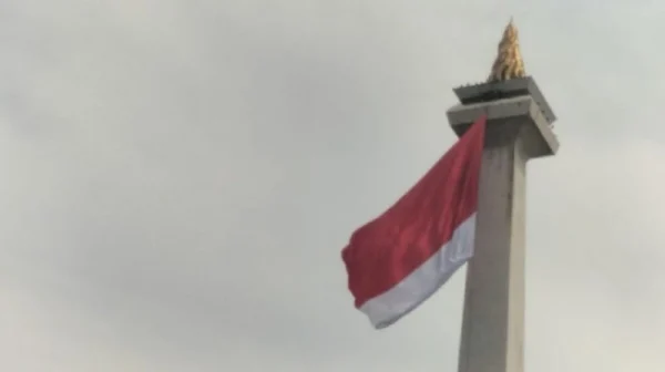 Bendera merah putih terbentang di Monas saat gladi bersih perayaan HUT Ke-80 TNI di Monas, Jakarta Pusat, Jumat (3/10/2025). ANTARA/Walda Marison 