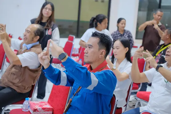 Bersama Komunitas KALEB, Pertamina Patra Niaga Sulawesi Latih Petugas SPBU Bahasa Isyarat