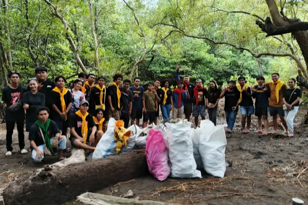 Peringati Hari Pahlawan, Komunitas Pecinta Alam Bersihkan Pantai Saidan
