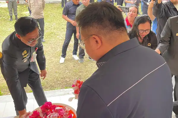 Kenang Jasa Deklarator Minut, Joune Ganda dan Kevin Lotulung Tabur Bunga di Makam PP Kepel