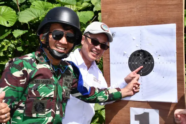 Pererat Sinergi, Danlanudal Manado dan Rektor Unsrat Latihan Menembak Bersama