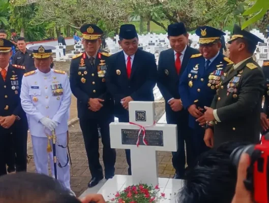Peringati Hari Pahlawan, Gubernur Yulius dan Wagub Victor Ziarah ke Makam Eks Gubernur Sulut