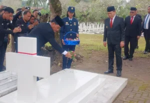 Peringati Hari Pahlawan, Gubernur Yulius dan Wagub Victor Ziarah ke Makam Eks Gubernur Sulut