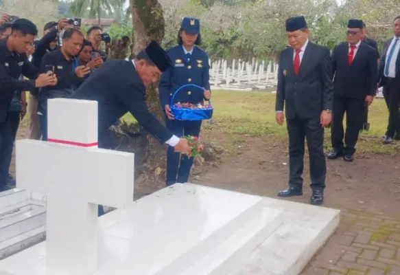 Peringati Hari Pahlawan, Gubernur Yulius dan Wagub Victor Ziarah ke Makam Eks Gubernur Sulut