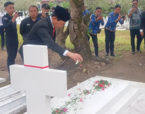 Peringati Hari Pahlawan, Gubernur Yulius dan Wagub Victor Ziarah ke Makam Eks Gubernur Sulut