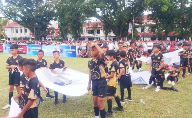 Antusiasme Warga Penuhi Lapangan KONI Manado Saat Laga Persma All Star vs Persija Glory