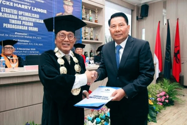 Mencetak Sejarah! Kapolda Sulut Pertama Peraih Gelar Doktor Ilmu Hukum dengan Predikat Cum Laude