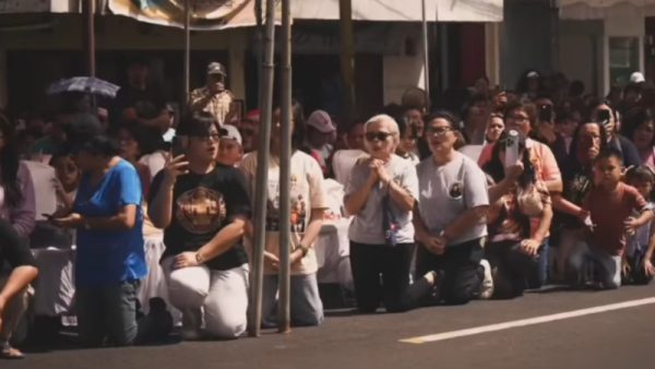 Uskup Rolly Untu Angkat Monstran, Suasana Sekitar Panggung Utama Festival Kristus Raja Spontan Hening