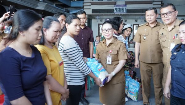 Vanda Sarundajang Hadiri Baksos di GMIM Sion Sentrum Sendangan Kawangkoan