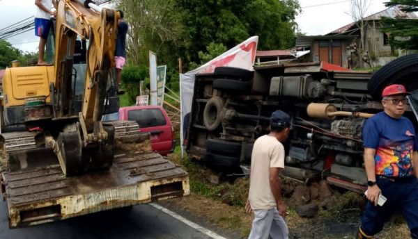 Satu Unit Mobil Damkar Minahasa Terbalik di Langowan 10 Satu Unit Mobil Damkar Minahasa Terbalik di Langowan