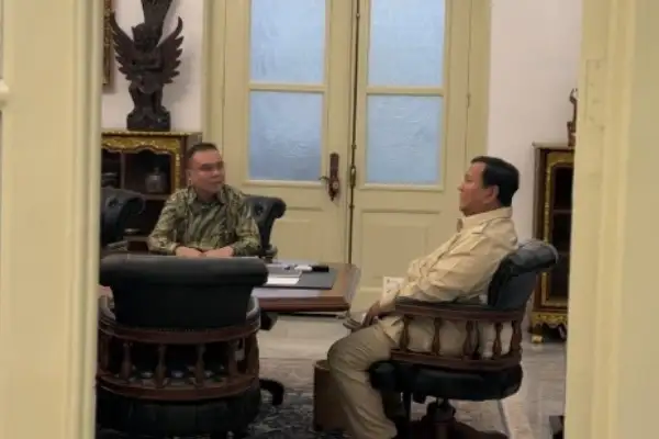 Prabowo Subianto dan Sufmi Dasco Bahas Ojol Serta Isu Kerakyatan di Istana Merdeka