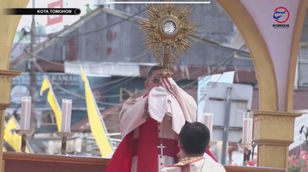 Uskup Rolly Untu Angkat Monstran, Suasana Sekitar Panggung Utama Festival Kristus Raja Spontan Hening