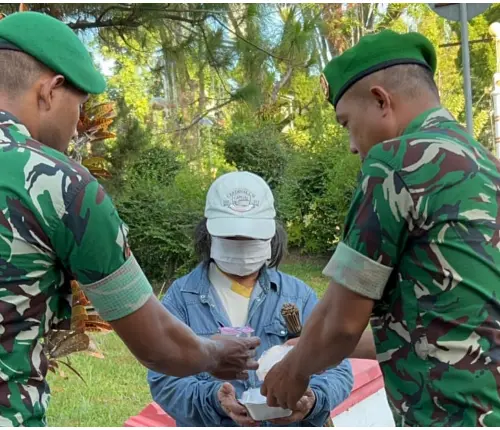 Jumat Penuh Kebaikan, Kodam XIII/Merdeka Bagikan Nasi Bungkus di Pusat Kota