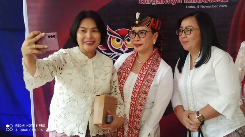 Vanda Sarundajang Tampil Simpatik dengan Ikat Kepala Ini di Hari Jadi Minahasa