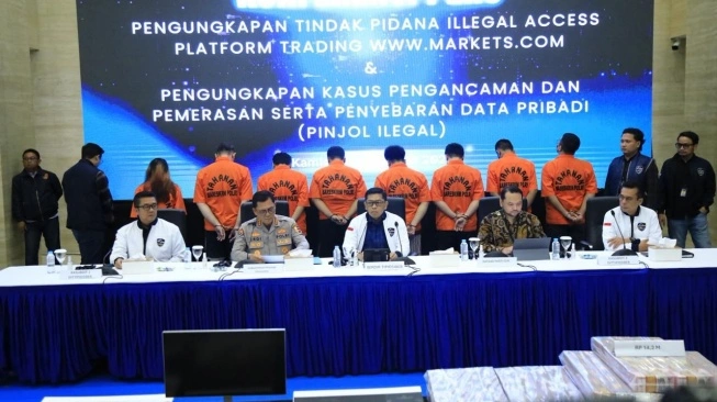 Skandal Pinjol Mengerikan: Korban Dihantui Foto Dewasa, Uang Puluhan Miliar Dirampas