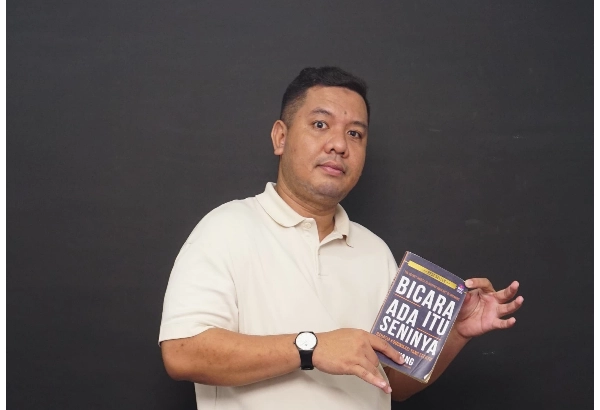Dua Guru, Dua Cahaya: Catatan Hati untuk Hari Guru Nasional