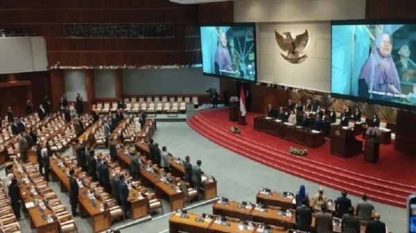 Ketua DPR RI Puan Maharani memimpin rapat paripurna di kompleks parlemen, Jakarta, Selasa (18/11/2025). (ANTARA/Bagus Ahmad Rizaldi) 