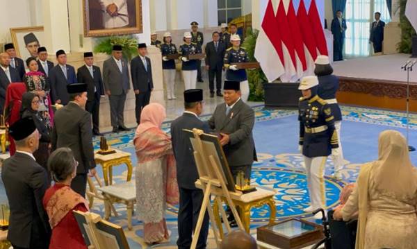 Prabowo Anugerahkan Gelar Pahlawan Nasional ke 10 Tokoh, Termasuk Soeharto!