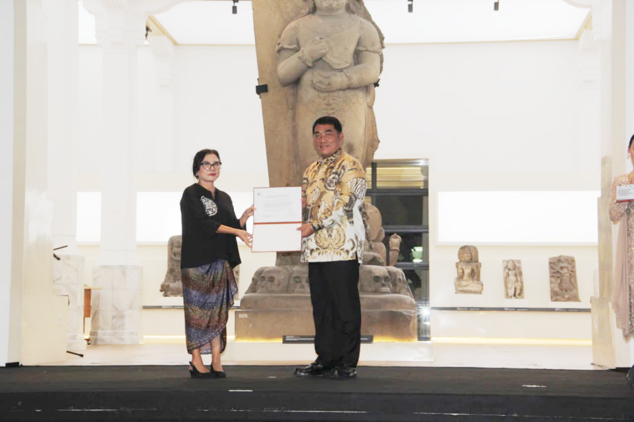 Gubernur Yulius Selvanus Terima Sertifikat UNESCO di Jakarta: Kolintang Resmi Mendunia