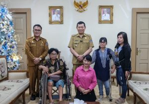 Wagub Victor Mailangkay Serahkan Kursi Roda, Wujud Kepedulian Nyata bagi Penyandang Disabilitas