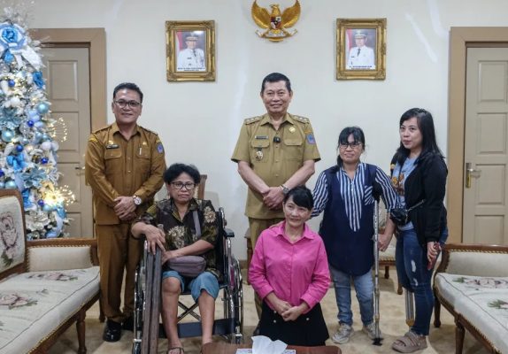 Wagub Victor Mailangkay Serahkan Kursi Roda, Wujud Kepedulian Nyata bagi Penyandang Disabilitas