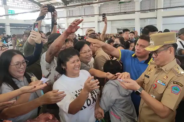 Joune Ganda Sambangi Pasar Airmadidi: Diserbu Emak-emak, Borong Aneka Kue