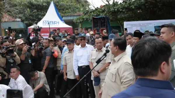 Presiden Prabowo Tinjau Langsung Korban Banjir di Langkat: Kami Tidak Akan Tinggalkan Kalian Sendiri