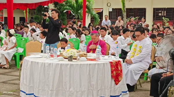 Momen Penuh Rahmat: Uskup Rolly Untu Bagikan Empat Pilar Hidup bagi Krismawan-Krismawati di Pineleng