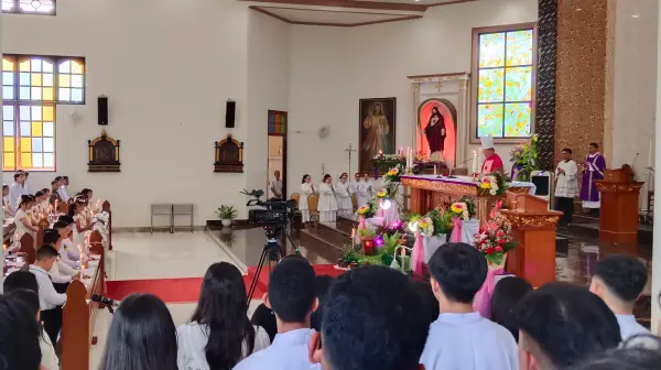 Momen Penuh Rahmat: Uskup Rolly Untu Bagikan Empat Pilar Hidup bagi Krismawan-Krismawati di Pineleng