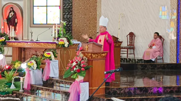 Momen Penuh Rahmat: Uskup Rolly Untu Bagikan Empat Pilar Hidup bagi Krismawan-Krismawati di Pineleng
