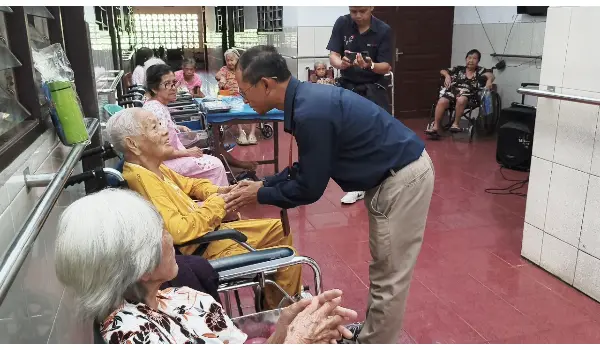 Telkom Witel Sumalut Sambut Natal dengan berbagi Kasih di Panti Werda Bethania Paslaten