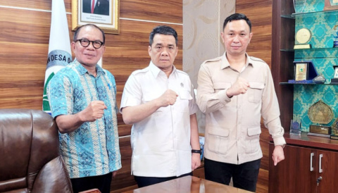 Kadis PMD Sulut dan Staf Khusus Gubernur HVK Bahas Percepatan Program Desa Bersama Wamen Riza Patria