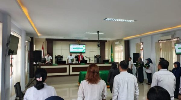 Proses Pelantikan Di Pimpin Langsung Oleh Ketua Pengadilan Negeri Kotamobagu 12 Proses Pelantikan Di Pimpin Langsung Oleh Ketua Pengadilan Negeri Kotamobagu